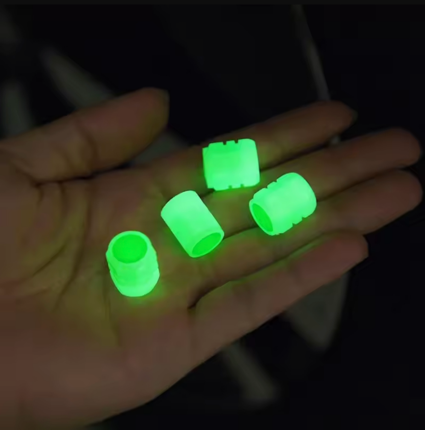 4kpl auton logolla varustettuja hehkuventtiilin korkkeja (Universal Fit)